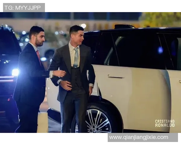 C罗身着西装出席白宫晚宴与美国防长亲密合影引发热议